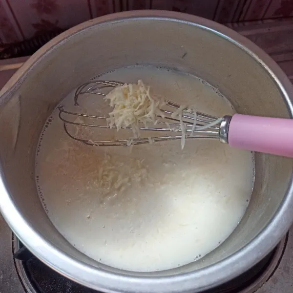 Selanjutnya masukkan keju parut aduk rata kembali.