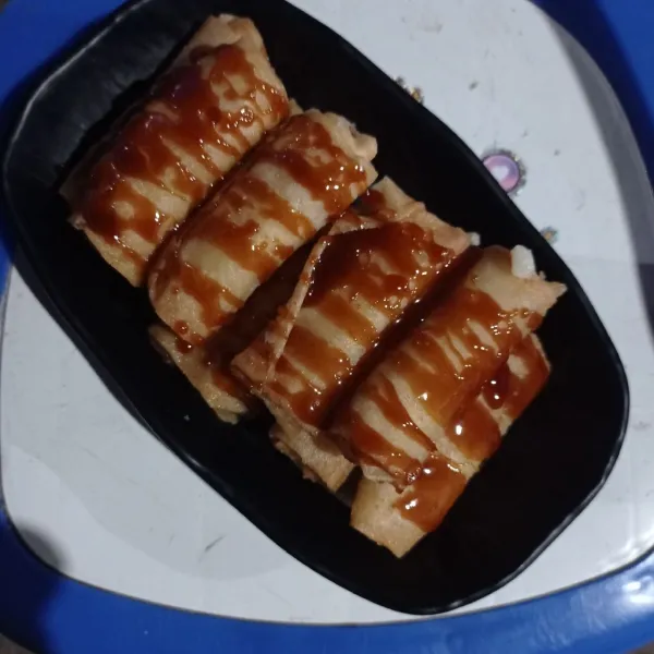 Tata diataa piring kemudian beri karamel. Sajikan.