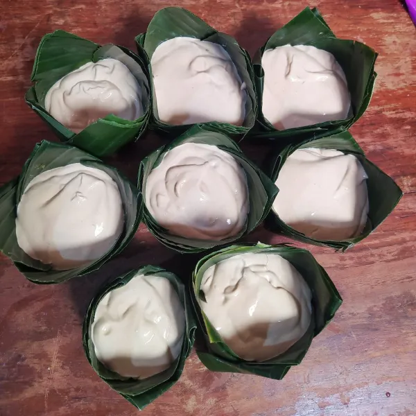 Tuang ke takir daun atau cetakan apa saja.