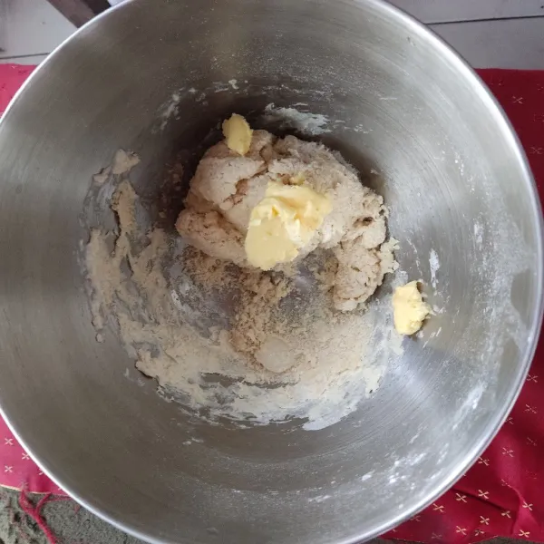 Masukkan margarin dan garam, ulen hingga kalis elastis