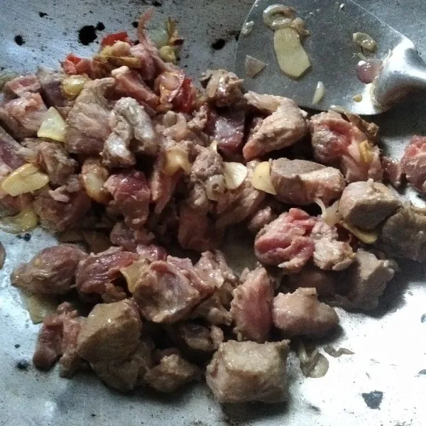 Masukkan daging. Masak hingga berubah warna