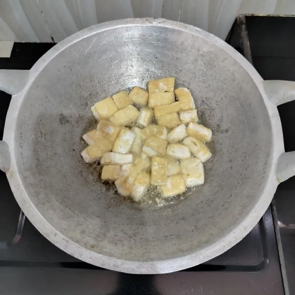 Potong tahu kotak-kotak,lalu goreng setengah matang. Angkat.