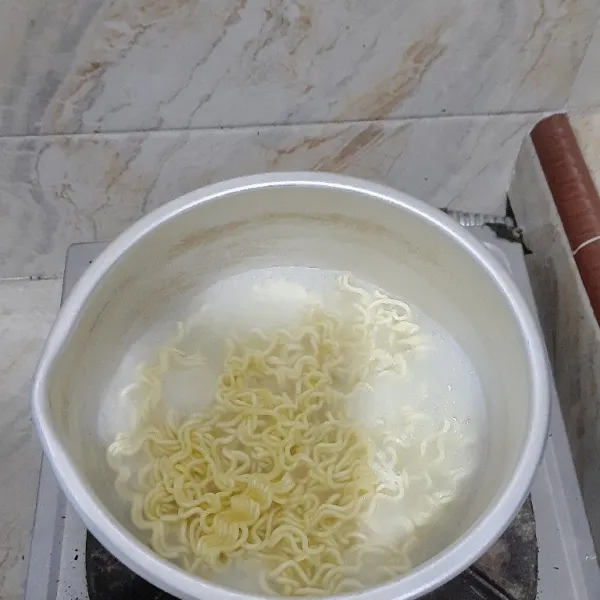 Rebus mie goreng instan jangan terlalu matang, sisihkan.