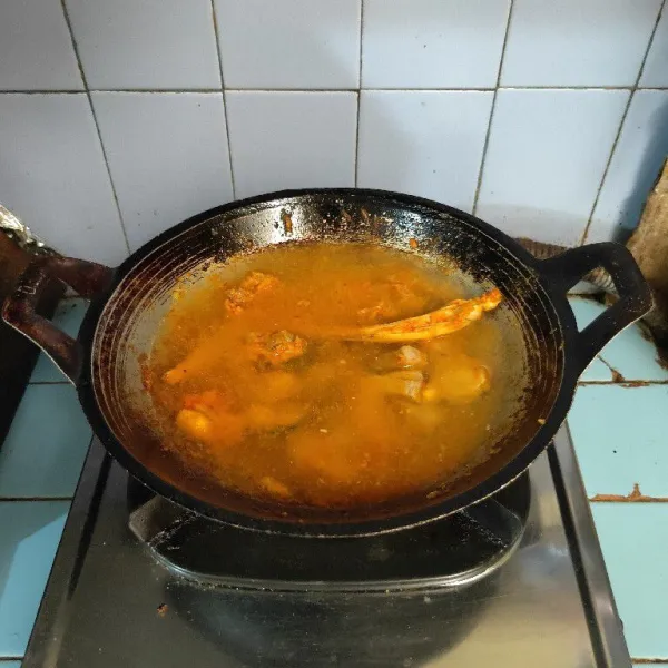 Tuang air, masak hingga mendidih.