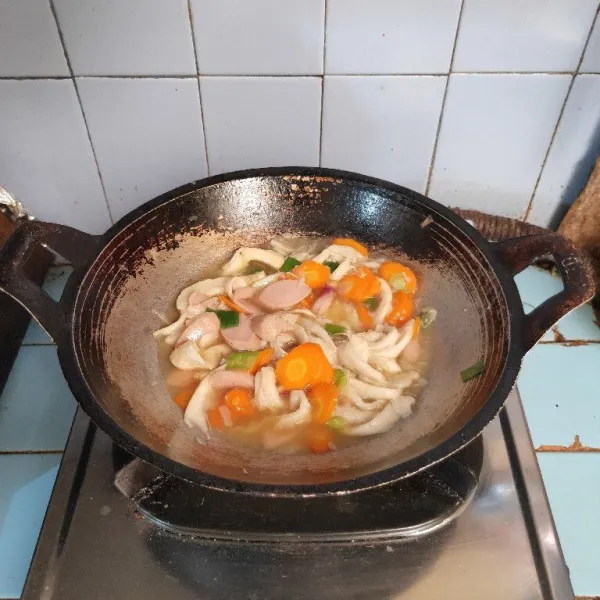 Masak hingga matang. Koreksi rasanya. Siap disajikan.