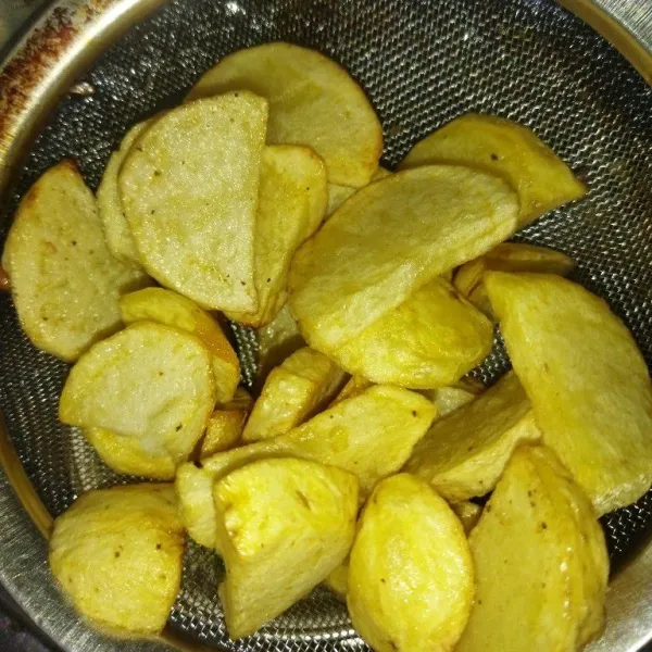 Goreng kentang hingga matang.