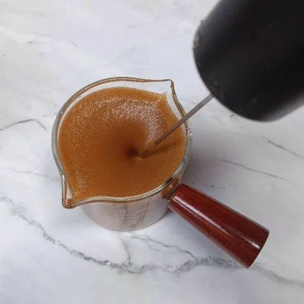 Kocok kopi hingga berbusa dan double in size.