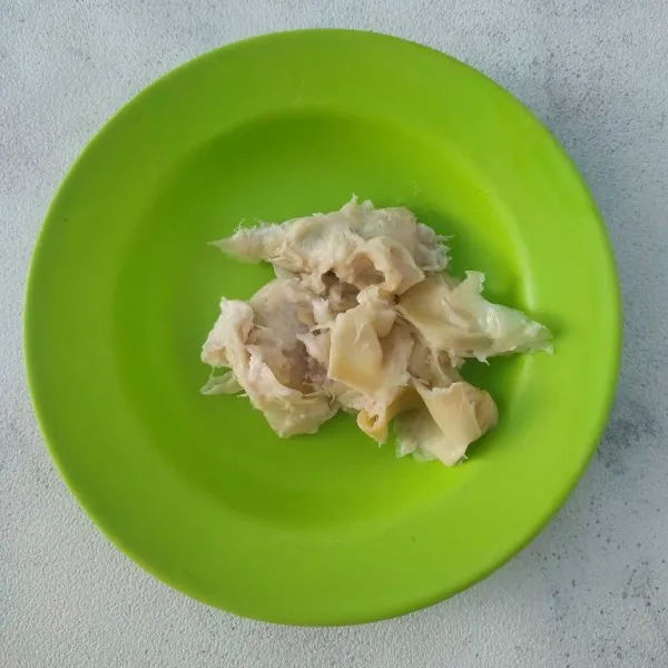 Pisahkan durian dengan bijinya kemudian suwir-suwir.
