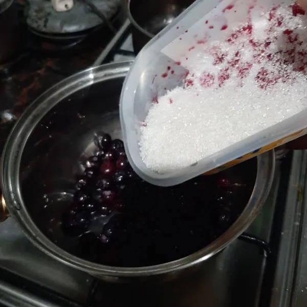 Masukan buah blueberry ke dalam panci, lalu tambahkan gula