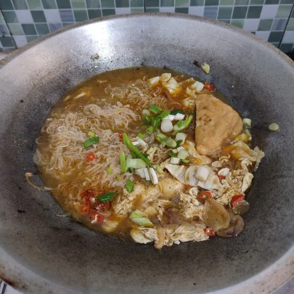 Tambahkan daun  bawang. Masak hingga bumbu meresap , koreksi rasanya kemudian matikan api