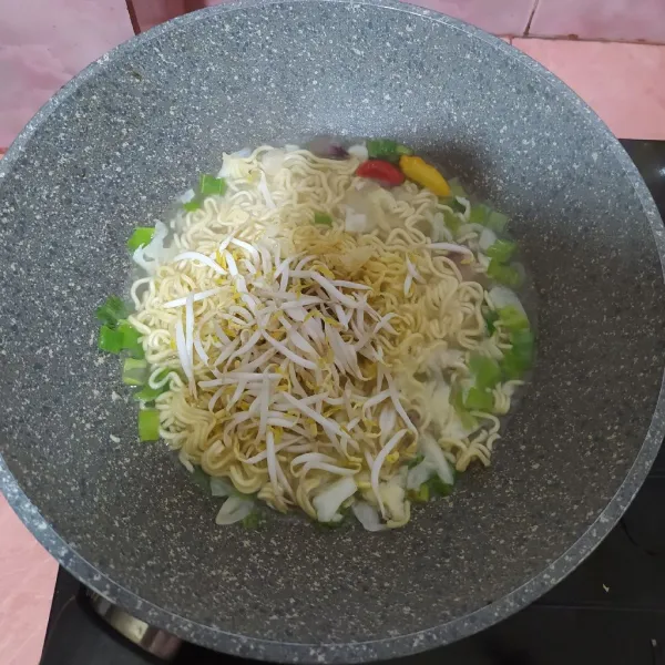 Masukkan toge, aduk rata. Matikan api, koreksi rasa.