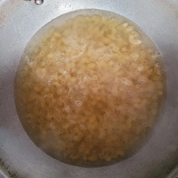 Rebus makaroni dengan sedikit garam dan minyak hingga matang