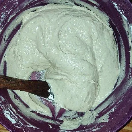 Kalau adonan sudah seperti ini, adonan sudah siap untuk bentuk dan digoreng.