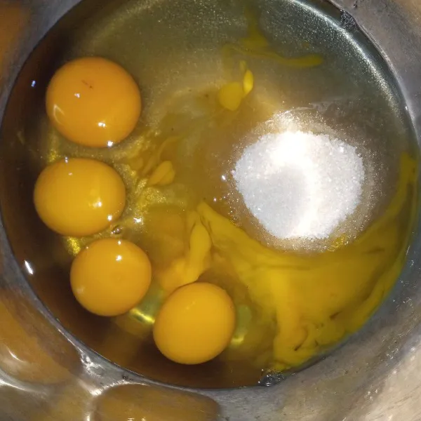 Mixer telur, gula, sp sampai putih, kental, berjejak.