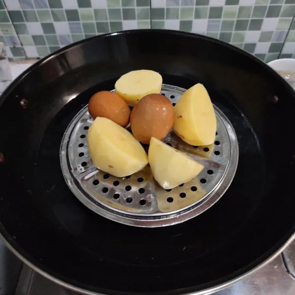 Kukus telur dan kentang hingga matang.
