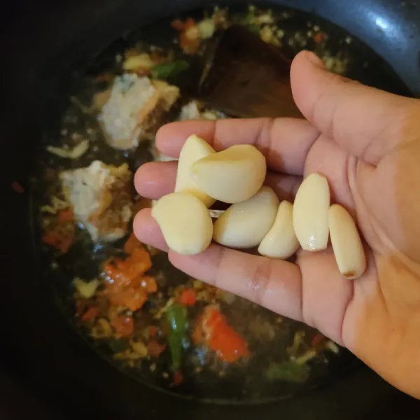 Masukkan bawang putih, masak hingga mendidih dan bawang matang (sesuai selera).