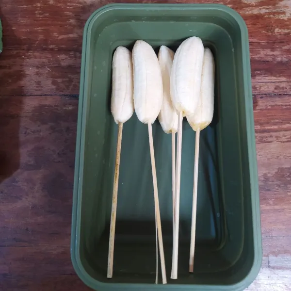 Kupas lalu tusuk dengan tusukan sate.