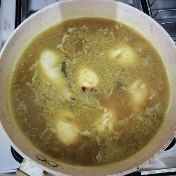 Lumuri potongan ayam dengan bawang putih, jahe, kunyit, merica bubuk, dan garam hingga rata. Masukkan ke dalam panci, tuang air. Rebus hingga air menyusut dan ayam lunak, angkat. Goreng dan sisihkan.