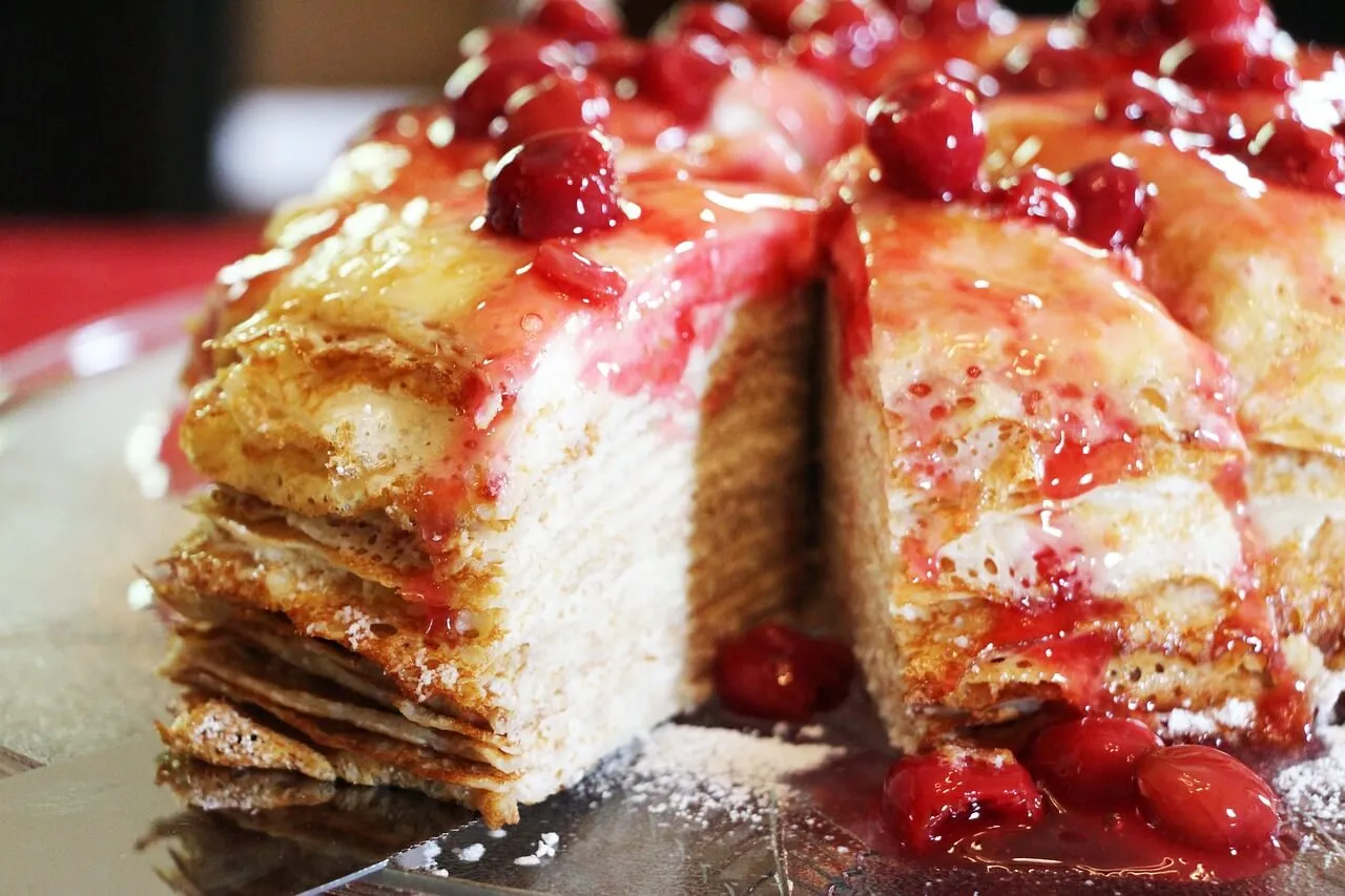 lapisan mille crepes dengan selai strawberry