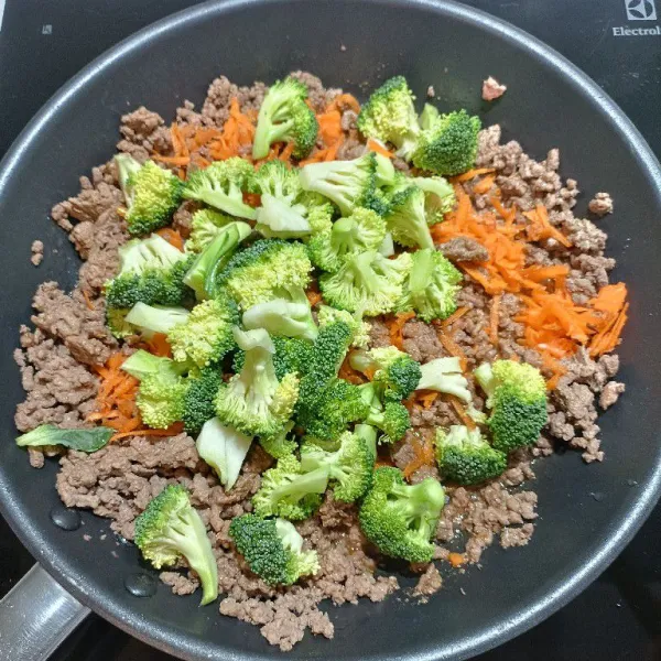 Masukkan wortel dan brokoli, masak sebentar. Sisihkan.