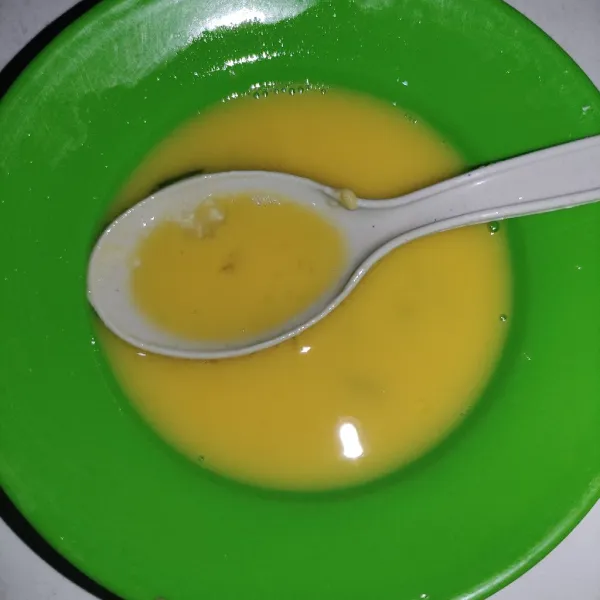 Sisihkan setengah kocokan telur, untuk perekat