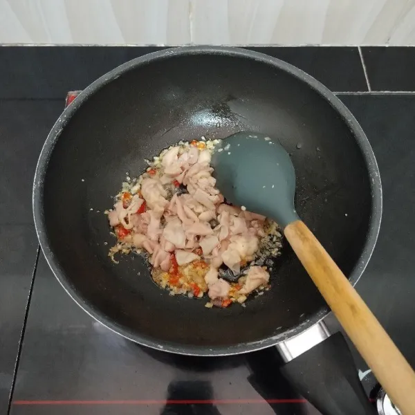 Kemudian masukkan kulit ayam. Tumis hingga matang.