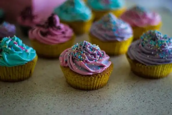 Cupcakes dengan berbagai macam krim dan warna sprinkle