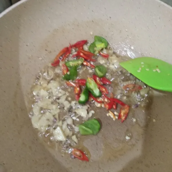 Tumis bawang merah dan bawang putih sampai harum, lalu tambahkan cabe, aduk rata