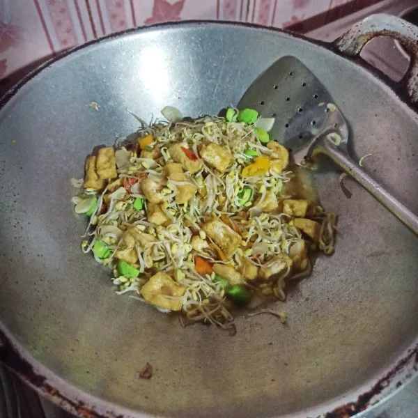 Masak hingga bumbu meresap dan jangan lupa koreksi rasanya terlebih dahulu.