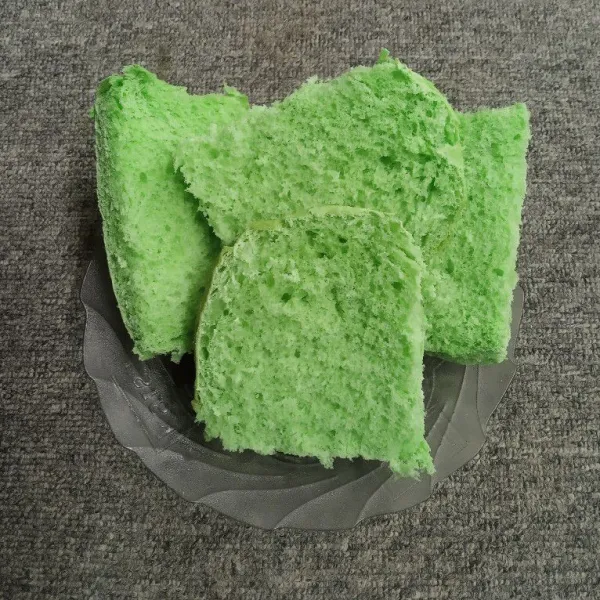Siapkan roti tawar, iris pinggirannya atau sesuai selera.