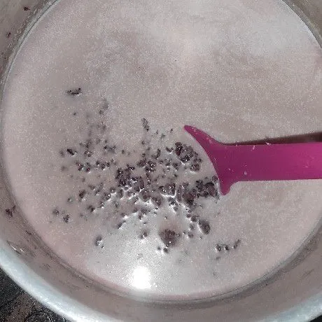 Di dalam panci masukkan santan, gula, susu Dancow putih dan larutan tepung maizena aduk hingga tercampur rata. Hidupkan kompor masak hingga santan matang menggunakan api sedang saja.