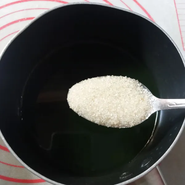 Buat adonan motif hijau. Campur jus pandan panas dengan gula, aduk sampai larut, sisihkan.