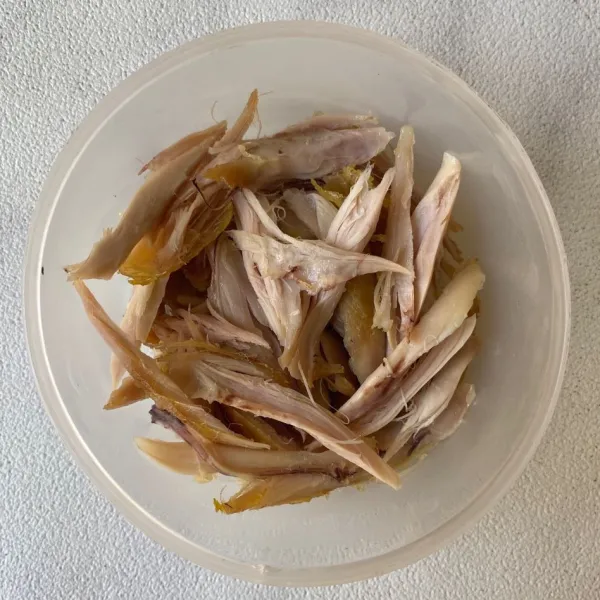 Suwir-suwir ayam goreng.