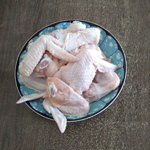 Cuci daging ayam lalu tiriskan.