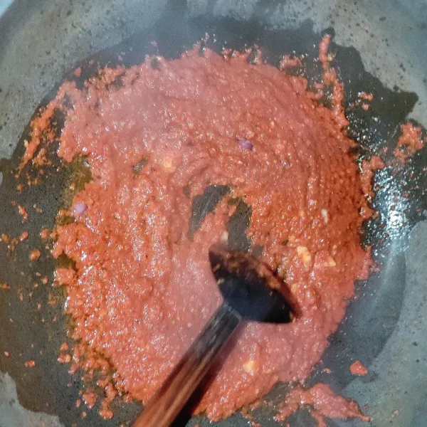 Tumis bumbu halus hingga harum.