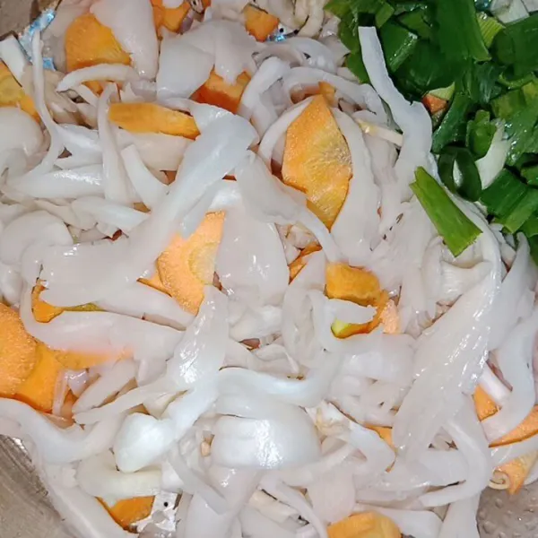 Iris wortel, daun bawang dan suir jamur lalu cuci bersih.