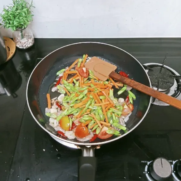 Masukkan dulu buncis dan wortel aduk rata, masak hingga layu