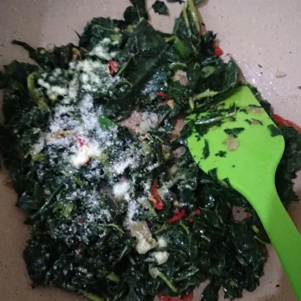 Masukkan kaldu bubuk, garam dan gula lalu beri air aduk rata, test rasa