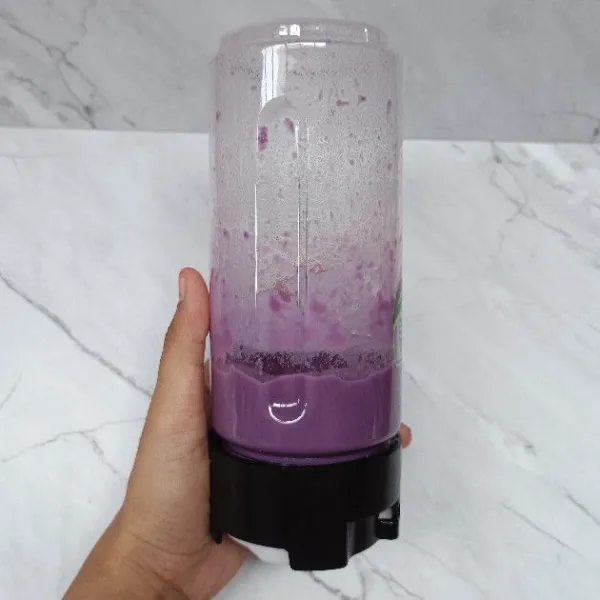 Masukkan sedikit air lalu blender hingga halus.