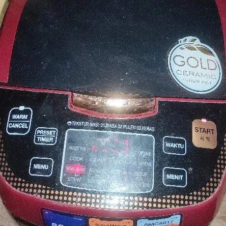 Masak beras ketan hitamnya dengan 500 ml air terlebih dahulu. Saya menggunakan rise cooker aja.