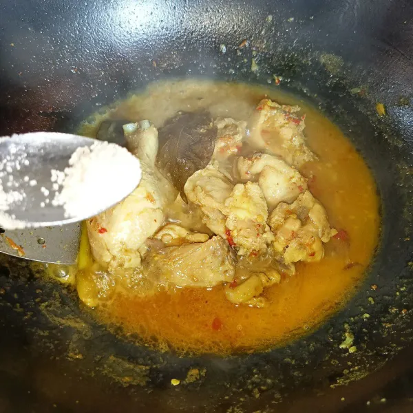 Tambahkan garam, lada bubuk, gula pasir dan kaldu jamur, aduk-aduk dan koreksi rasanya, sajikan.