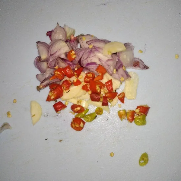 Rajang bawang merah, bawang putih, dan cabai.