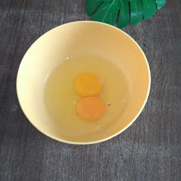 Pecahkan telur ayam lalu kocok.