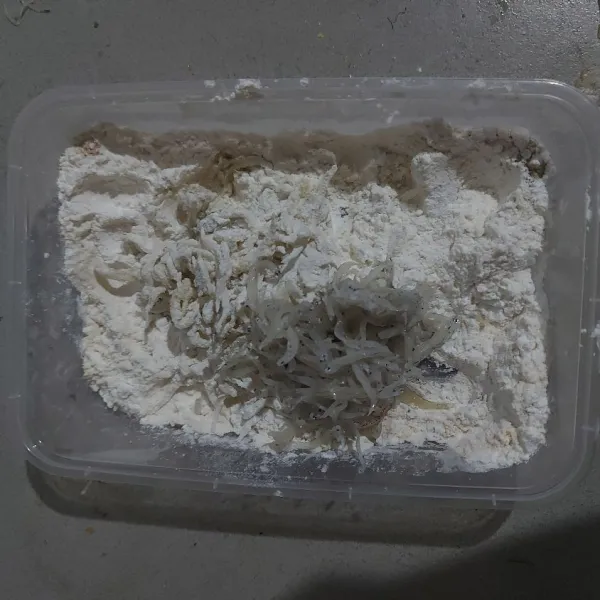 Masukkan teri nasi basah kedalam tepung.