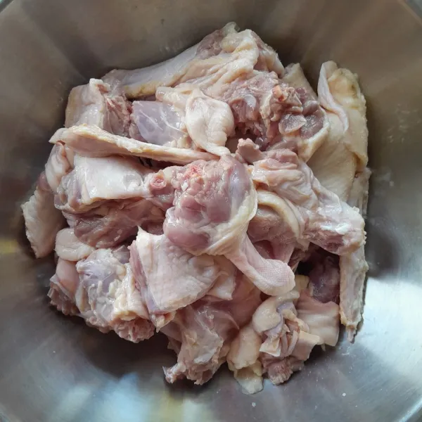 Siapkan wajan. Masukkan daging bebek dalam wajan,masak sambil di aduk hingga berubah warna.