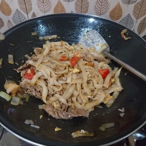 Aduk rata, masak sampai kwetiau lemas.