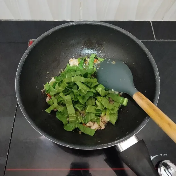 Masukkan sawi hijau,aduk rata.
