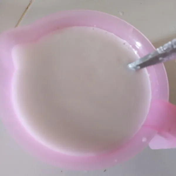 Larutkan santan kara dengan 300 ml air hangat, tambahkan garam
