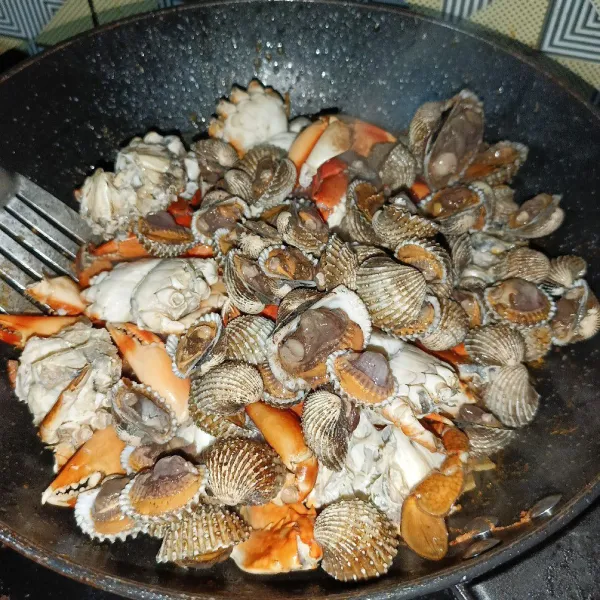 Masukkan kepiting dan kerang dara, aduk rata.