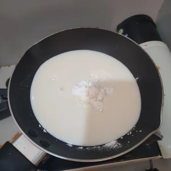 Campurkan susu full cream, gula pasir dan maizena.